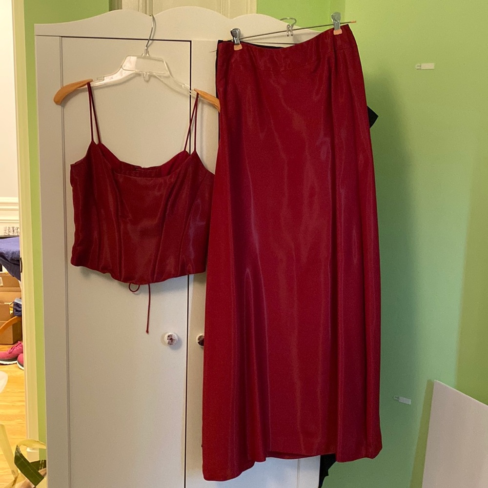 Nicole Miller 2 piece gown in cranberry size 6 runs small